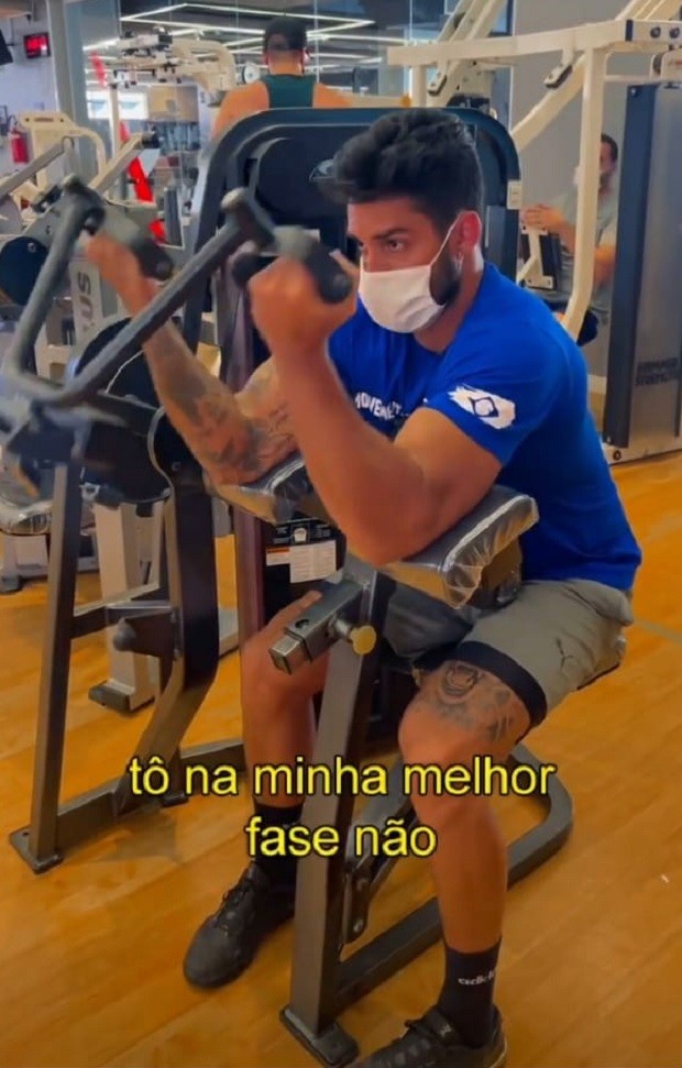 Arcrebiano, o Bil do BBB21, treina em academia e diz que não está em seu melhor físico (Foto: Reprodução/Instagram)
