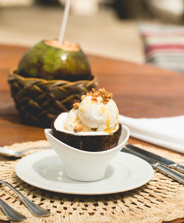 Calda de gengibre e praliné de amendoim renovam o sabor do sorvete de coco (Foto: Txai Resort Itacaré/Divulgação)