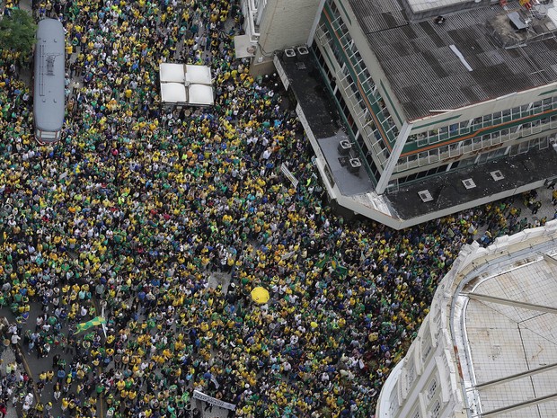 Segundo a organização e a Polícia Militar (PM), 200 mil pessoas participaram da manifestação em Curitiba (Foto: Giuliano Gomes/PRPRESS)