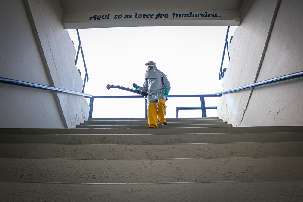 Madureira realiza a sanitização do Estádio Conselheiro Galvão — Foto: Luis Miguel Pereira