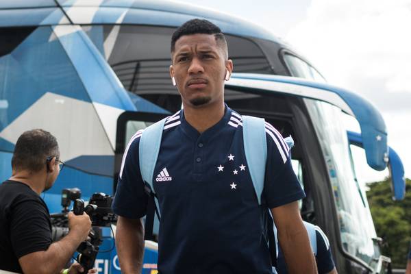 Cruzeiro mantém percentuais de zagueiro e atacante em negociações: detalhes revelados.