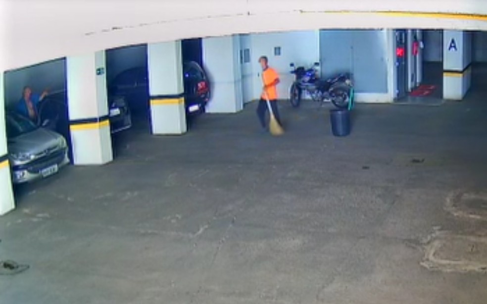 Josimar dos Santos França, de 35 anos, estava varrendo a garagem do condomínio quando foi ofendido e agredido por morador, em Caldas Novas — Foto: Arquivo pessoal/Romes Lopes