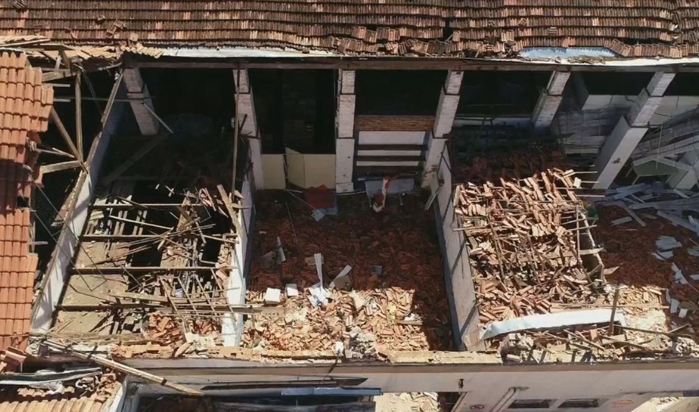 Teto que fica sobre o refeitório da escola caiu em cima das crianças e professoras em Agudos (Foto: TV TEM / Reprodução )