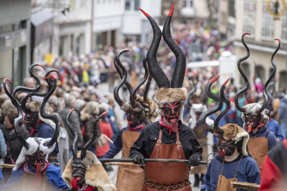 Foliões mascarados desfilam pelas ruas de Einsiedeln, na Suíça, nesta segunda-feira (24) — Foto: Urs Flueeler / Keystone via AP