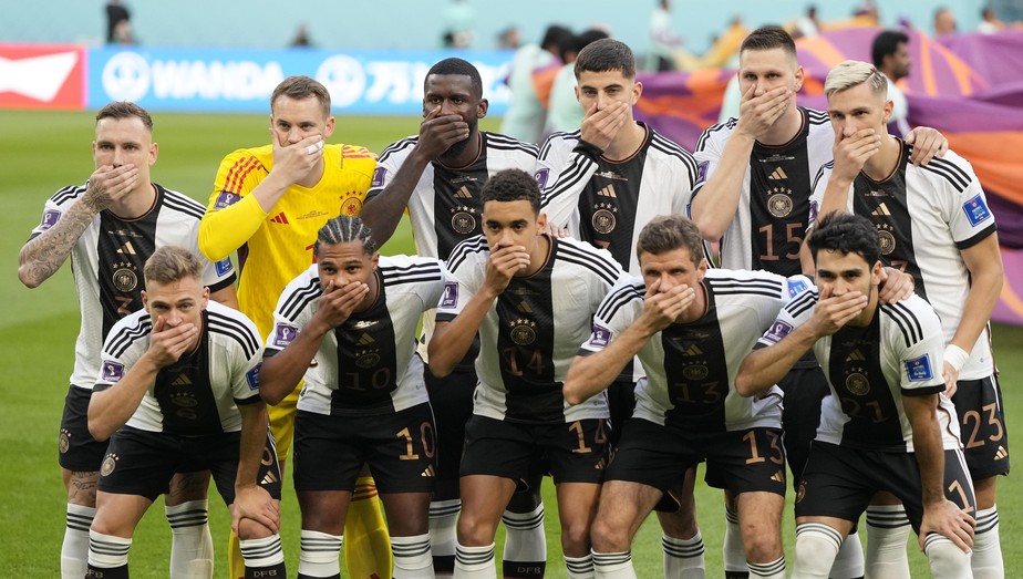 Jogadores da Alemanha cobrem a boca como forma de protesto