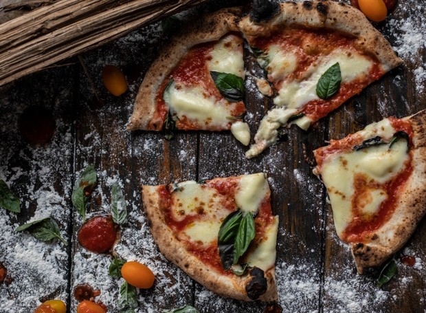 A autêntica pizza napolitana tem tamanho individual e 215 g de massa (Foto: Napoli Centrali / Divulgação)