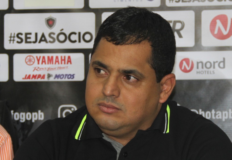 Como já havia anunciado, Leston Júnior chegou a João Pessoa nesta sexta-feira (Foto: Cisco Nobre / GloboEsporte.com)