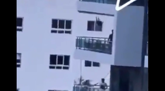 Vídeo mostra homem balançando menina em varanda de apartamento (Foto: Reprodução/Twitter/Jonathan Padilla)
