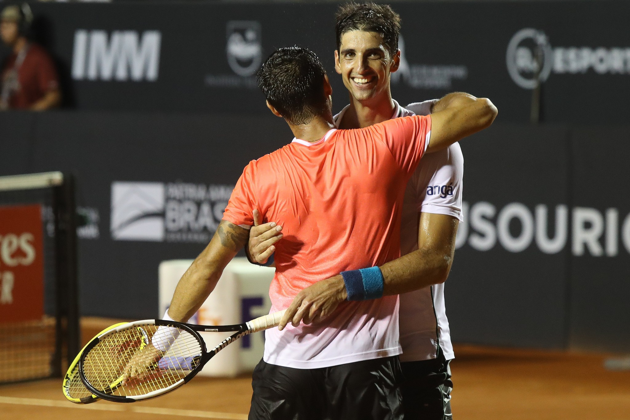 Bellucci e Rogerinho se abraçam após a vitória no Rio Open