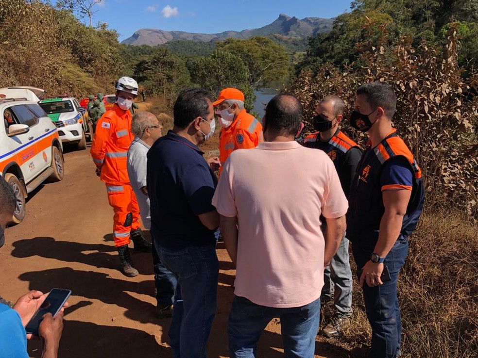 Agentes da Defesa Civil Estadual foram para a cidade de Serro, na noite desta sexta-feira (26) depois que receberam informações de um vazamento em uma barragem-tanque. — Foto: Defesa Civil