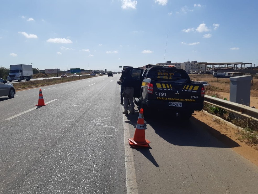 Caso aconteceu por volta das 7h em um trecho urbano da BR-304 em Mossoró — Foto: PRF/Divulgação