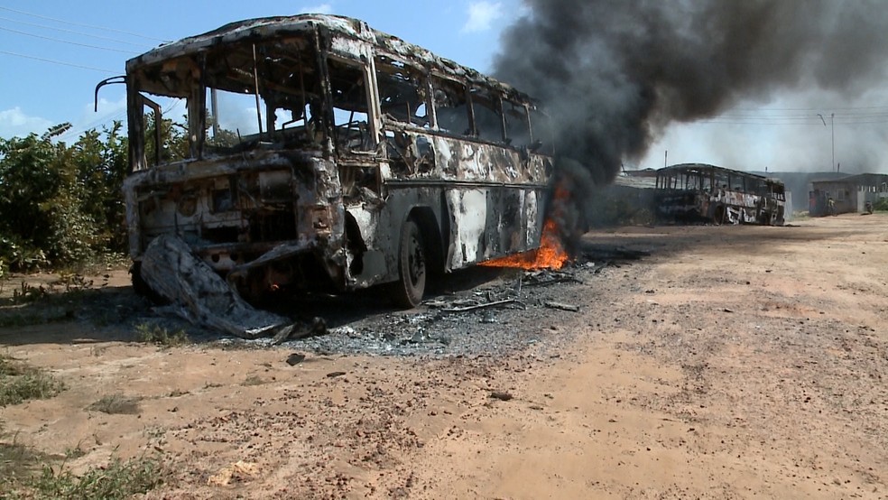 População incendeia ônibus após triplo assassinato de jovens em São Luís — Foto: Reprodução/TV Mirante