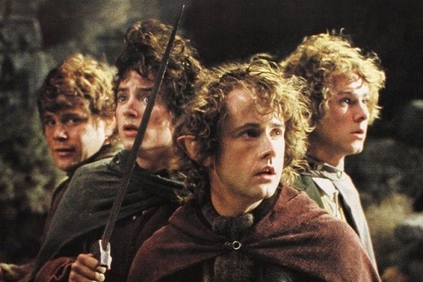 Os quatro hobbits protagonistas da trilogia O Senhor dos Anéis: Sam (Sean Astin), Frodo (Elijah Wood), Pippin (Billy Boyd) e Merry (Dominic Monaghan) (Foto: Reprodução)