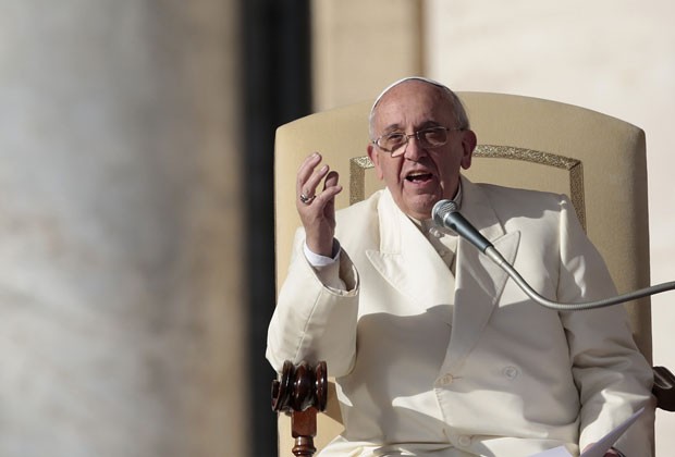 Papa Francisco fala com fiéis durante a audiência geral desta quarta-feira (8) (Foto: Tony Gentile/Reuters)