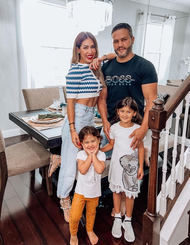 Bella Falconi com o marido e as filhas (Foto: Reprodução Instagram)