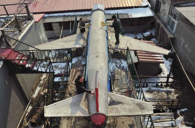 Li Jingchun, um fazendeiro de 58 anos, construiu um avião em sua casa em Xiahe, na província chinesa de Liaoning. A aeronave foi fotografada em fevereiro deste ano. (Foto: Sheng Li/Reuters)