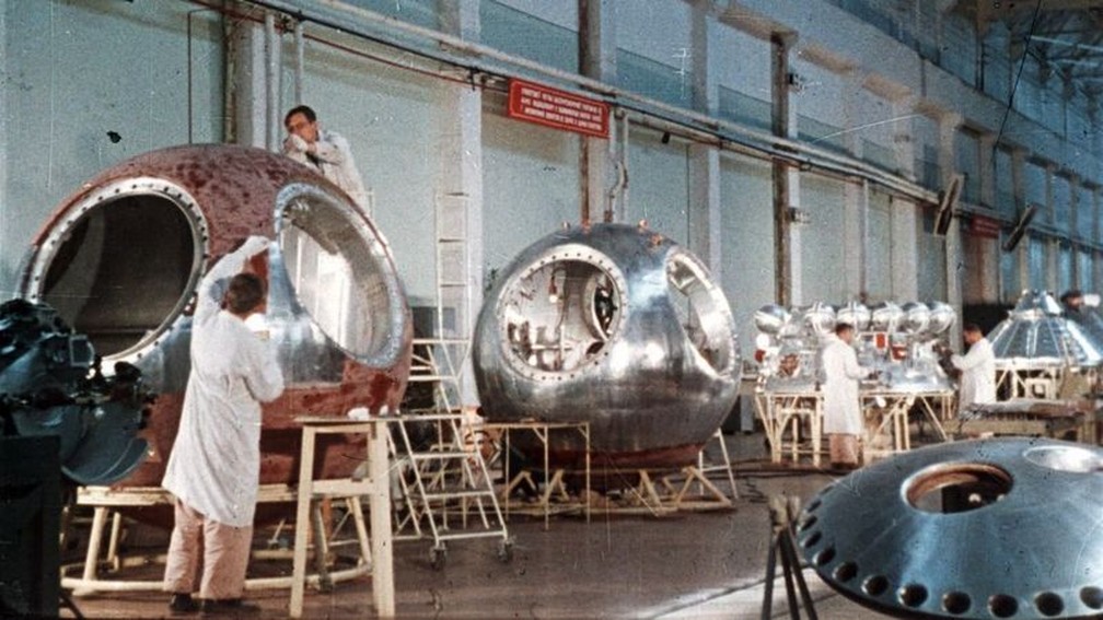 Cápsulas espaciais soviéticas em construção em 1961 — Foto: SOVFOTO/GETTY IMAGES via BBC