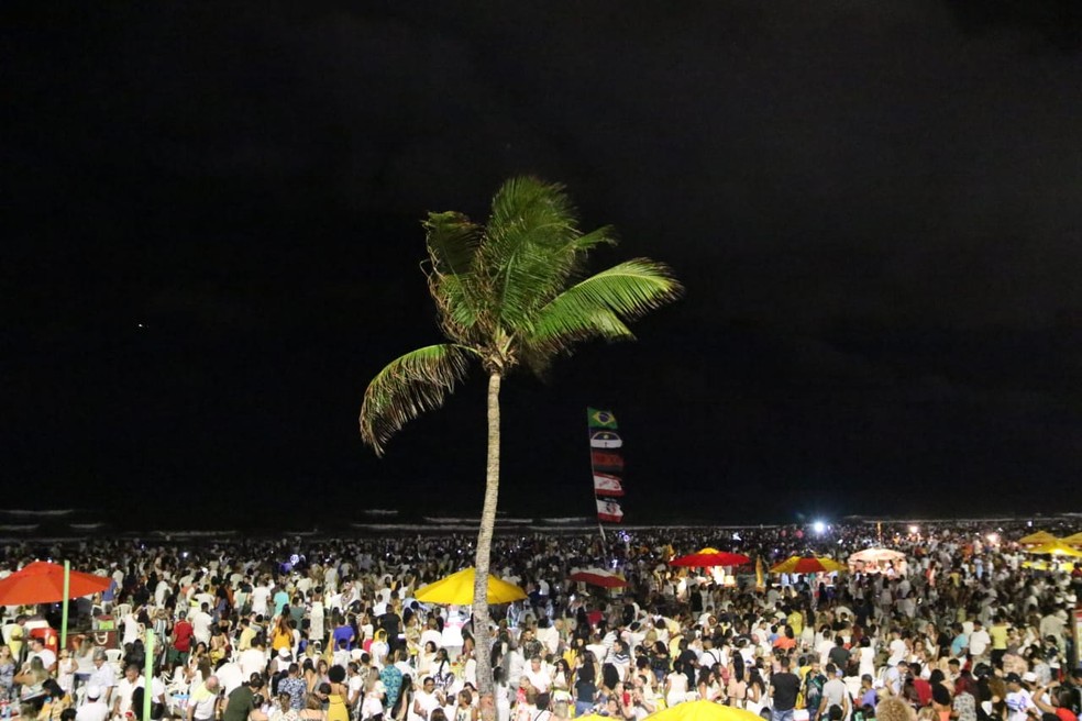 Praia de Boa Viagem, no recife, recebeu grande público para comemorar a chegada de 2020 — Foto: Marlon Costa/Pernambuco Press
