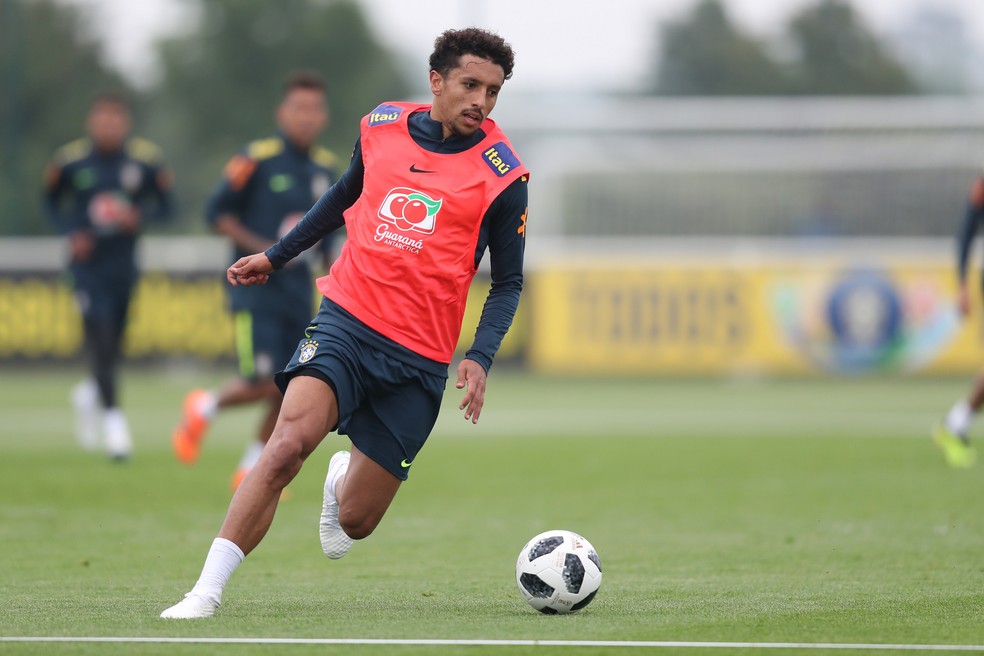 Marquinhos no treino em Londres: zagueiro levará 19 parentes para a Rússia (Foto: Lucas Figueiredo/CBF)