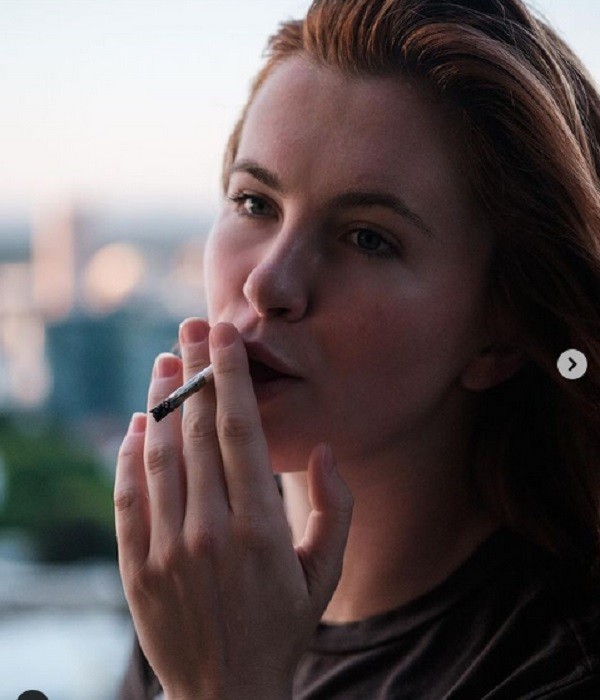 A modelo Ireland Baldwin em foto de seu post divulgando uma marca de maconha (Foto: Instagram)