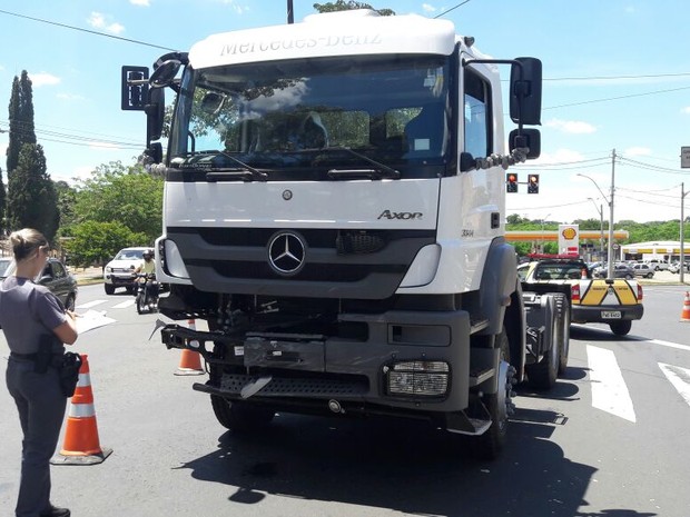 Acidente com carro e caminhão deixou dois feridos em Piracicaba (Foto: Juliana Franco/G1)