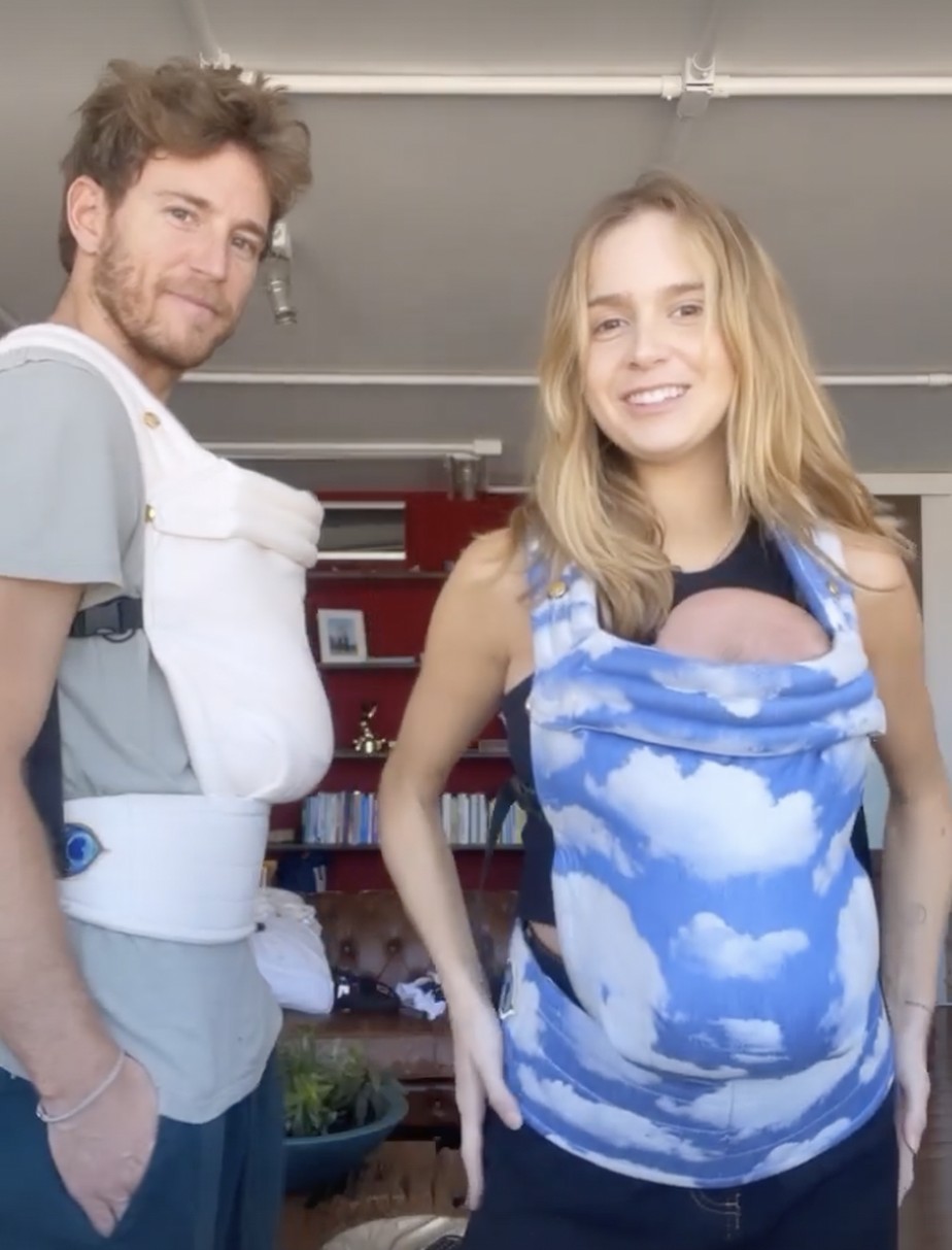 Isa Scherer usa canguru para bebê e brinca: 'parece que estou grávida de novo'
