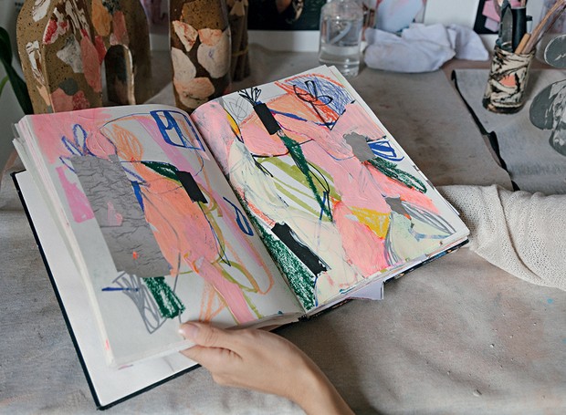 Caderninho de referências visuais: cores, traços e desenhos presentes em seu trabalho (Foto: Mayra Azzi / Editora Globo)