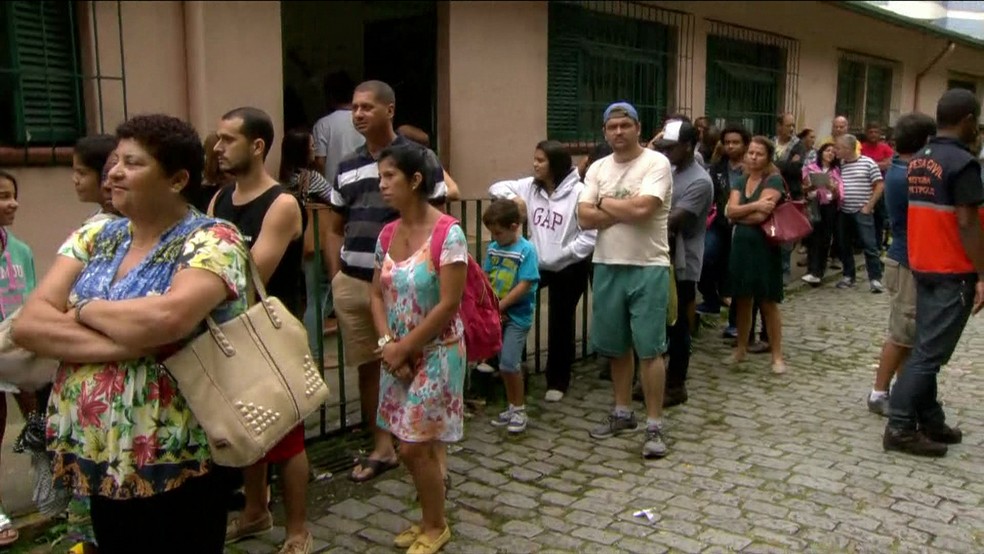 Fila para a vacina da febre amarela, em Petrópolis, no Rio de janeiro (Foto: Reprodução/GloboNews)