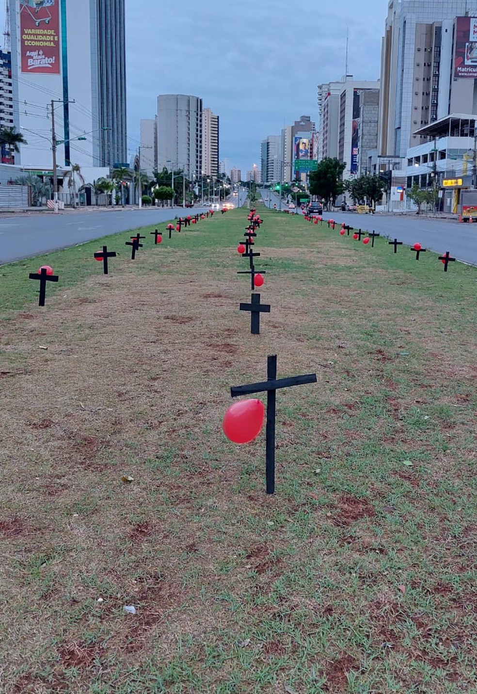 Manifesto homenageia às vítimas da Covid-19 em Cuiabá — Foto: Pedro Fim/Observatório Social de MT