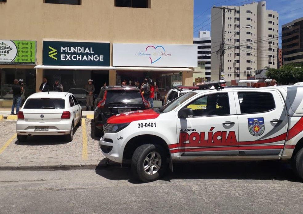 Equipes da Polícia Militar e da Polícia Civil foram encaminhadas ao local para investigar o assassinato de um homem em um escritório na Ponta Verde (Foto: Mac Cavalcante/TV Gazeta)