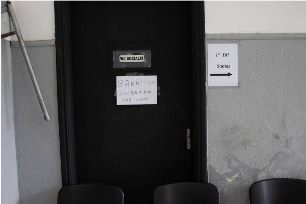 Banheiro do 1º Distrito Policial (DP) de Santos está interditado — Foto: Divulgação/Sindpesp