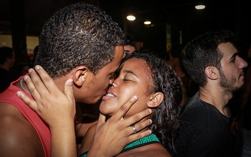 Foliões beijam muito em Salvador
