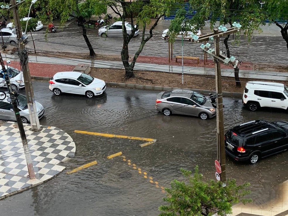Avenida Antônio Gomes de Barros, na Jatiúca, ficou alagada em Maceió — Foto: Patrícia Barros/Arquivo pessoal