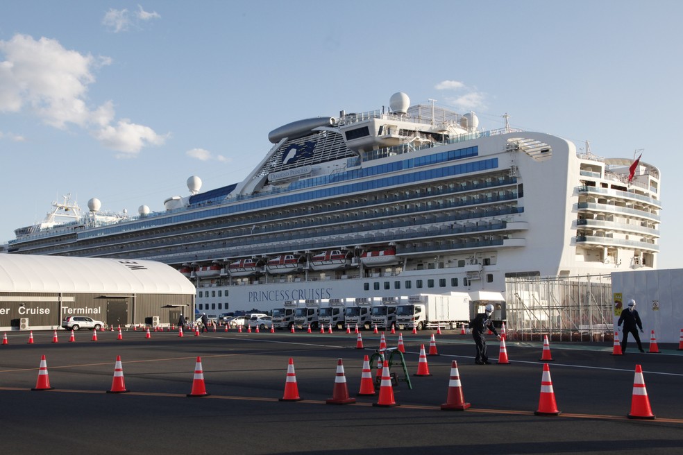 Na foto, o navio de cruzeiro Diamond Princess aparece atracado no porto de Yokohama, no Japão, nesta terça-feira (18) — Foto: Koji Sasahara/AP
