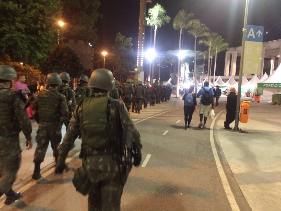Militares circulam próximo ao Maracanã durante cerimônia de abertura da Olimpíada Rio 2016.  (Foto: Daniel Silveira/ G1 Rio)