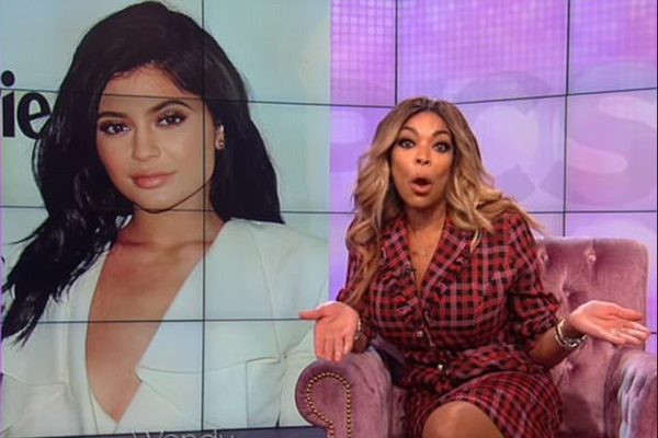 A apresentadora de TV Wendy Willians revelando que Kylie Jenner teria sido abandonada por seu namorado após a gravidez acidental (Foto: Reprodução)