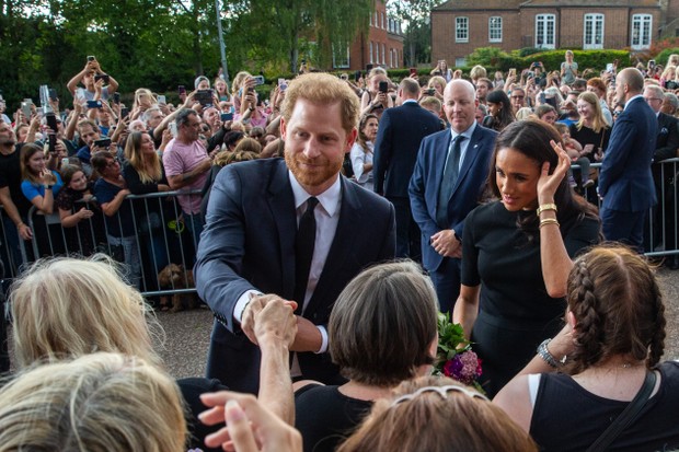 o Príncipe Harry cumprimenta os súditos em Windsor (Foto: Getty Images)