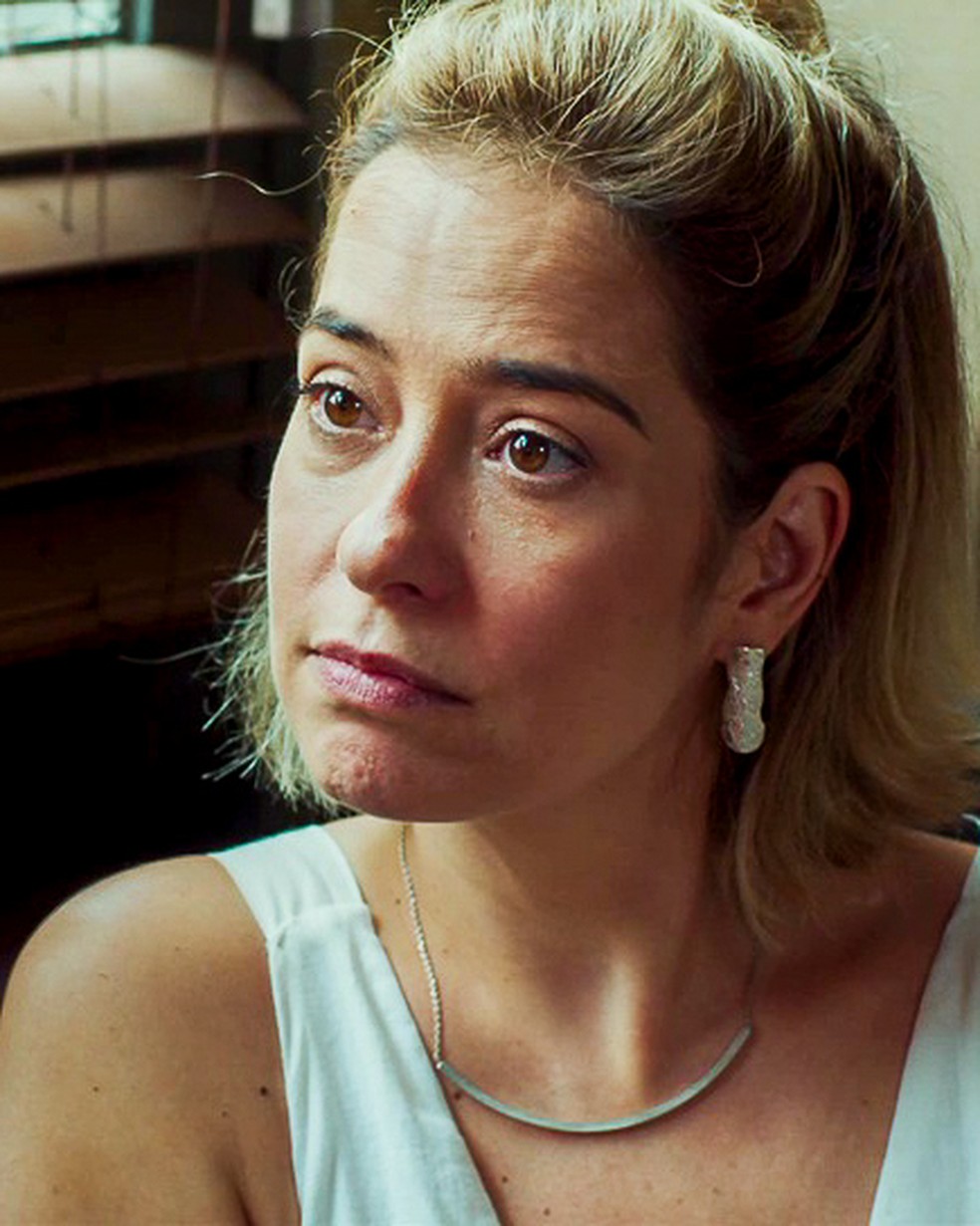Lígia (Paloma Duarte) ouve com atenção o que Madureira (Henri Castelli) diz, em 'Malhação - Toda Forma de Amar' — Foto: Globo
