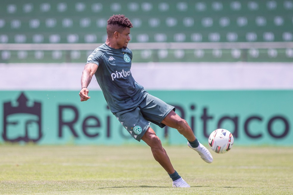Jamerson segue treinando com elenco enquanto aguarda desfecho sobre o futuro — Foto: Thomaz Marostegan/Guarani FC