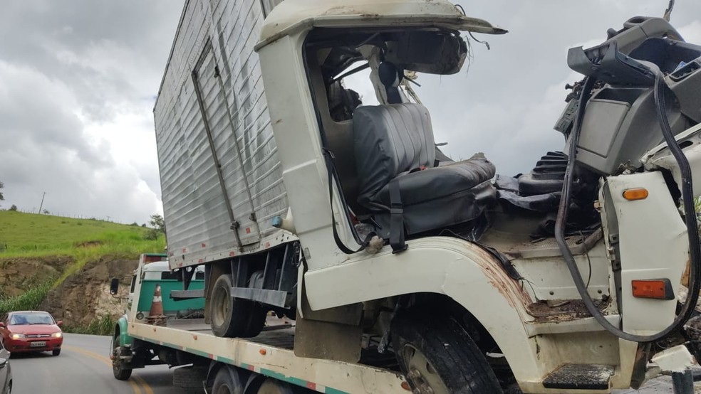 Homem morreu em batida que arrancou teto de caminhão na BA-263, no sudoeste da Bahia — Foto: Divulgação/PRE