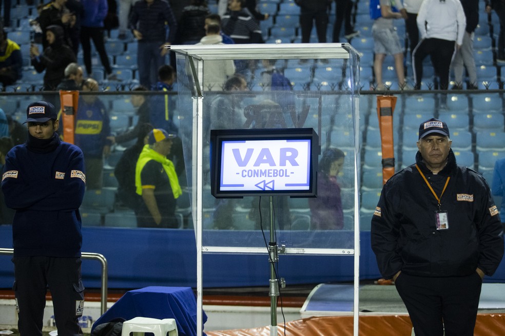 Cabine do VAR em partida da Copa Libertadores — Foto: Matías Baglietto/Getty Images