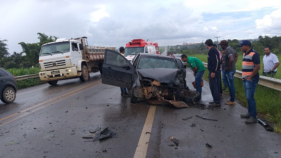 Carreta bateu com um carro e outro veículo não conseguiu desviar — Foto: Cerrado em Foco