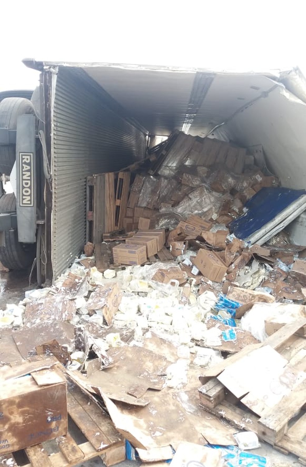 Carreta que tombou na BR-101 estava carregada de margarina  — Foto: Ascom/ PRF