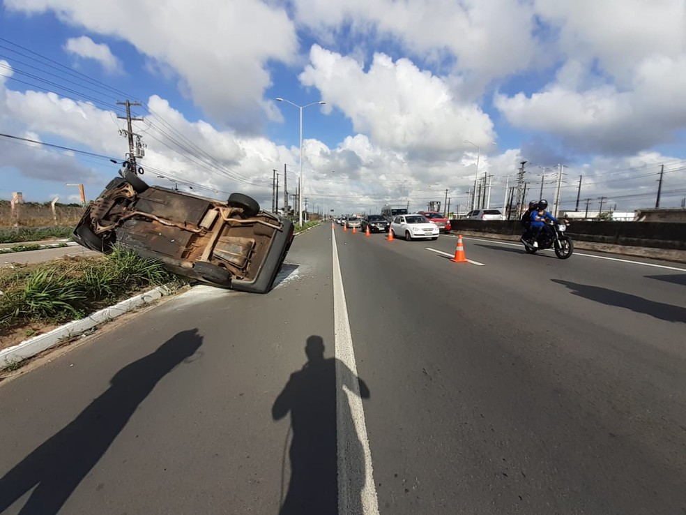 Carro capotado na BR-304, na Grande Natal. Caso aconteceu na madrugada desta segunda-feira (26) — Foto: Kleber Teixeira/Inter TV Cabugi