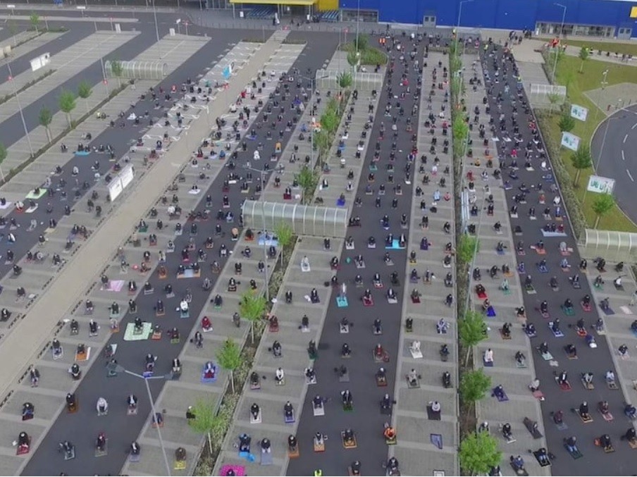 Estacionamento é usado para a oração em massa dos mulçumanos (Foto: reprodução/twitter)