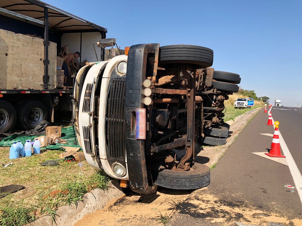 Caminhão tombou na Rodovia Assis Chateaubriand (SP-425), em Parapuã (SP) — Foto: Renato Campanari/TV Fronteira