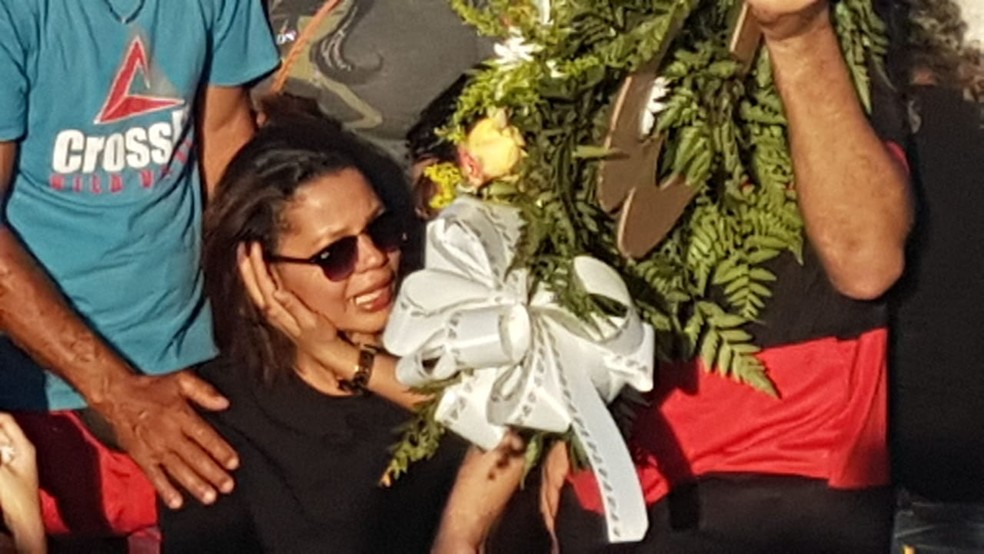 Mãe de Milena durante enterro da menina morta em Camaçari (Foto: Jony Torres/TV Bahia)