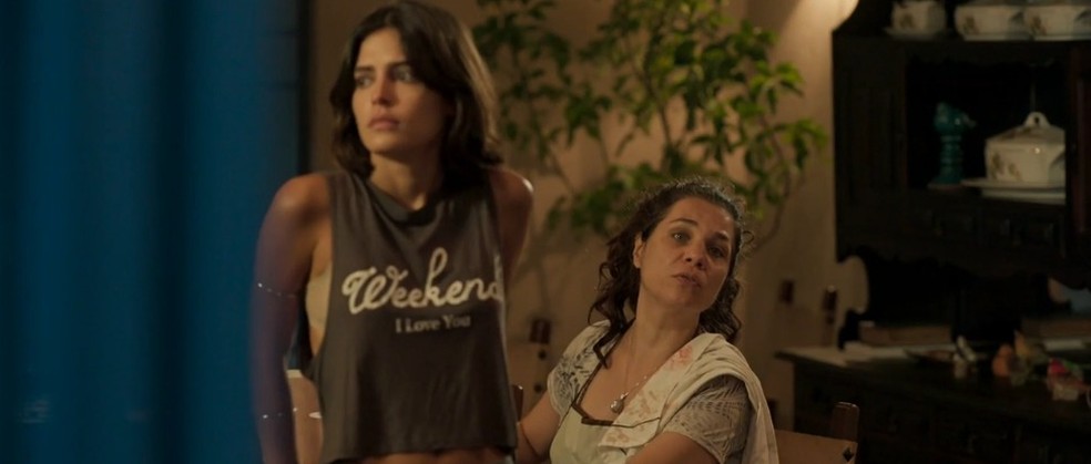 Guta (Julia Dalavia) quase conta a verdade para mãe, Maria Bruaca (Isabel Teixeira) — Foto: TV Globo