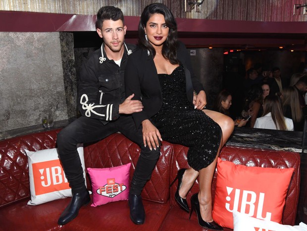 LAS VEGAS, NEVADA - OCTOBER 10: Surprise guest Nick Jonas, left, and Priyanka Chopra Jonas attend CLUB JBL, one of the many events during the 3rd annual JBL Fest, an exclusive, three-day music experience hosted by JBL at  at Jewel Nightclub at the Aria Re (Foto: Getty Images for JBL)