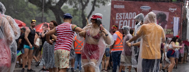 Foliões se divertem com o bloco Estado de Folia, com Chico Cesar, na Zona Sul de São Paulo, neste sábado (11) — Foto: BRUNO ROCHA/ENQUADRAR/ESTADÃO CONTEÚDO